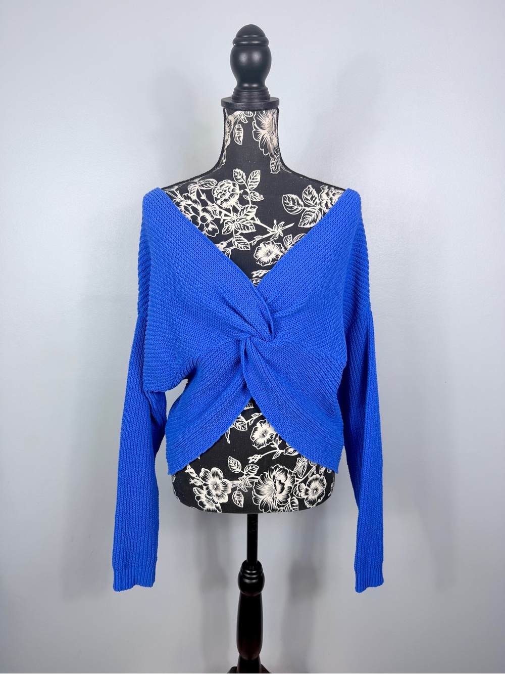 Moon & Madison royal blue reversible cross knit cropped sweater size medium